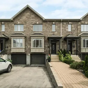 Comfort Townhouse Close To Airport Apartment